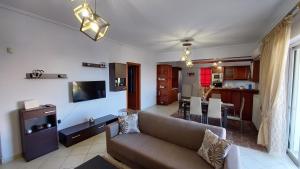 斯巴达Makarios Apartment Near Athens Aiport的带沙发的客厅和用餐室