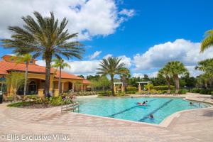 达文波特Casa Amore at Ellis Exclusive Villas的一座棕榈树游泳池,里面的人