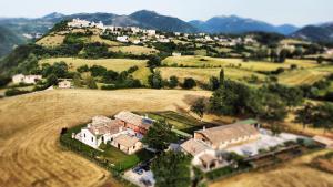 Monteleone di SpoletoAgriturismo Casale Montebello的山丘上房屋的空中景致