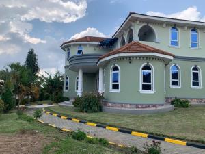 RukungiriIshuro Villas的坐在院子顶上的蓝色大房子