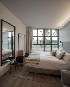梅里达Apartamentos Rosa Velázquez的一间卧室设有一张大床和一个大窗户