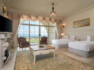 Ban Wang SaiMövenpick Resort Khao Yai的酒店客房设有两张床和壁炉