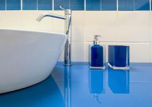 伊斯基亚Nelinda Waterfront Accommodation的浴室配有盥洗盆、浴缸和盥洗盆