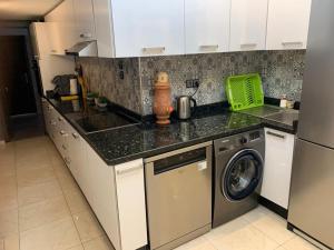 穆罕默迪耶Petite Villa de 160m2 à Mohammedia的厨房配有洗衣机和烘干机