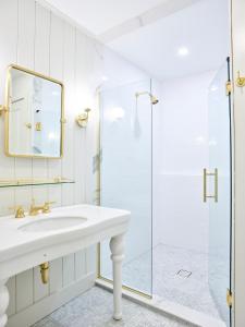 卡南代瓜The Lake House on Canandaigua的白色的浴室设有水槽和淋浴。
