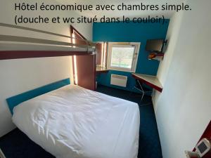 尚布利尚布丽典雅生态酒店的配有一张床和一张书桌的酒店客房