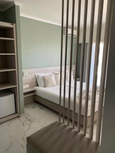 希维利希维利斯金沙滩酒店的一间卧室配有一张带婴儿床的床