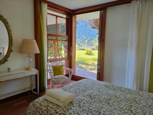 Llano de GorraVilla Montgrau的一间卧室设有一张床和一个滑动玻璃门