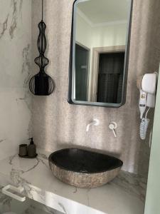 希维利希维利斯金沙滩酒店的一间带大型石质水槽和镜子的浴室