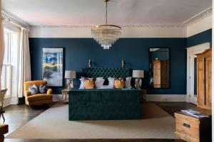 切尔滕纳姆三十八号公园住宿加早餐旅馆的客厅拥有蓝色的墙壁和沙发