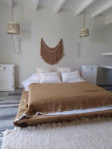 拉斯格路塔斯CABAÑA LAUTARO的卧室配有带白色枕头的大床