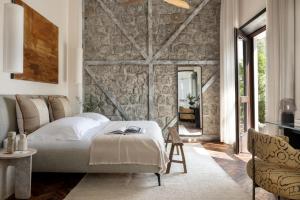 GadotPereh Mountain Resort的一间卧室设有一张床和石墙