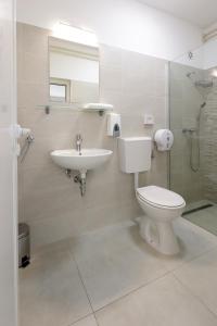 里耶卡Rijeka Budget Rooms的一间带卫生间和水槽的浴室