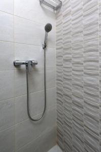 里耶卡Rijeka Budget Rooms的浴室内配有淋浴和头顶淋浴