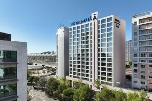 里斯本Melia Lisboa Oriente Hotel的建筑的侧面有标志