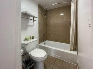 旧金山Motel 6 San Francisco CA Lombard Street的浴室配有白色卫生间和浴缸。