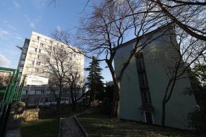 里耶卡Rijeka Budget Rooms的一座白色的建筑,旁边是一座建筑