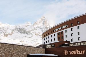 布勒伊-切尔维尼亚Valtur Cristallo Ski Resort, Dependance Cristallino的山景酒店