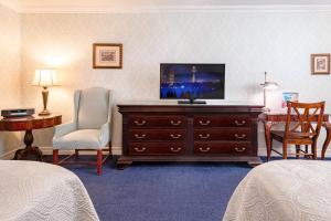 尼亚加拉瀑布红马车旅馆的酒店客房的梳妆台上配有电视