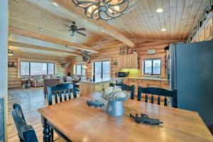 ThayneCharming Bedford Cabin with Private Hot Tub!的小木屋内的用餐室和厨房