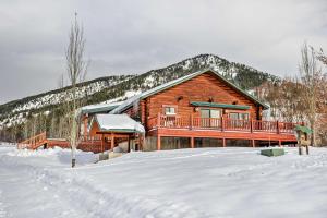 ThayneCharming Bedford Cabin with Private Hot Tub!的山前雪地中的小木屋