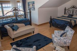 圣弗拉维Villa CARPE DIEM的一间卧室配有一张床、一张沙发和一把椅子