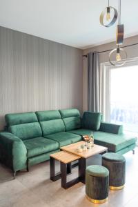 博茨科沃Aquarius Residence - Apartament Jamesa Bonda 007的客厅配有绿色沙发和桌子