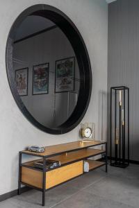博茨科沃Aquarius Residence - Apartament Jamesa Bonda 007的客厅的墙上设有大镜子