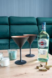 博茨科沃Aquarius Residence - Apartament Jamesa Bonda 007的桌子上放一瓶酒和两杯马提尼酒