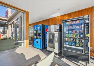 爱迪生Edison Motor Lodge的客房设有2台冰箱和1台汽水机