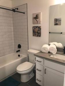 德雷珀Draper Luxury Townhouse的浴室配有卫生间、浴缸和水槽。