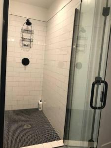 德雷珀Draper Luxury Townhouse的带淋浴的浴室和玻璃门