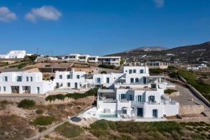 帕罗斯岛Thea Villas Paros, Villa Turquoise, private pool的山丘上的一群白色房屋