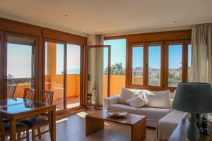 阿尔考斯布里Apartamento Alcocebre Beach Resort的客厅配有沙发和桌子