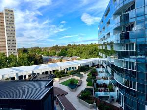 墨尔本Sweet Home Apartment North Melbourne的享有带庭院的建筑的空中景致
