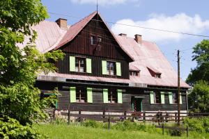 库多瓦-兹德鲁伊Dom Pod Ptasznicą的一座带金属屋顶的古老木房子