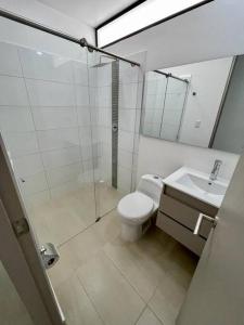 马尼萨莱斯Cómodo Apartamento en Manizales的带淋浴、卫生间和盥洗盆的浴室