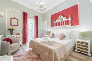法鲁Main Street Apartments by Raspberry Cascade的一间卧室设有一张床和红色的墙壁