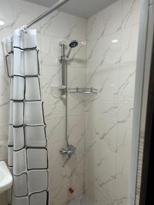 姆茨赫塔Oldtown Apartments的浴室设有白色大理石瓷砖和淋浴。