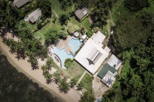 贝卡岛Beqa Lagoon Resort的享有树木庭院游泳池的顶部景色