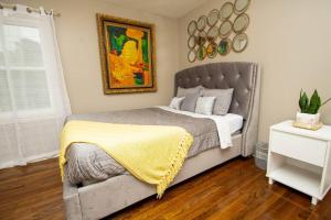 小石城Midtown Serenity in Little Rock的一间卧室配有一张黄色毯子床