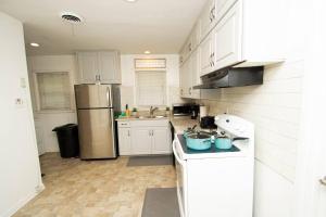 小石城Midtown Serenity in Little Rock的厨房配有白色橱柜和不锈钢冰箱