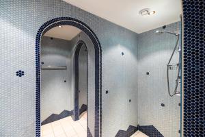 上陶恩布雷布何纳酒店的带淋浴和镜子的浴室