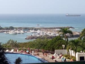 Catia La MarAirport BleuSuite Apartment的享有水景和船景的游泳池