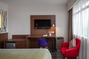 西安康铂酒店（西安钟楼回民街店）的酒店客房设有一张床、一张书桌和一台电视机。