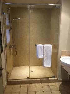 加利布港Marina residence Chalet port ghalib的带淋浴、毛巾和盥洗盆的浴室