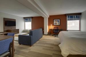沃里斯乡Holiday Inn Express Voorhees/ Mt. Laurel, an IHG Hotel的酒店客房配有一张床、一把椅子和一张书桌