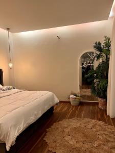 胡富夫منتجع تشرين的卧室配有白色的床和地毯。
