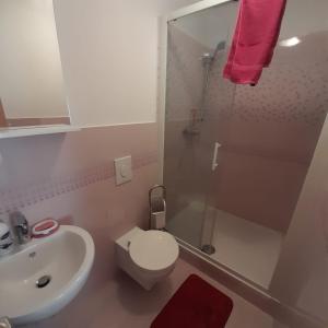 库伦瓦库夫Atlantis Home 2的浴室配有卫生间、盥洗盆和淋浴。
