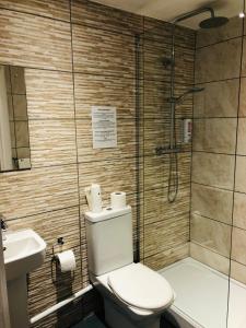 布里斯托The Players Golf Club的一间带卫生间和淋浴的浴室